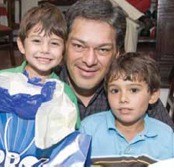 Vinicio Carvajal y sus hijos.